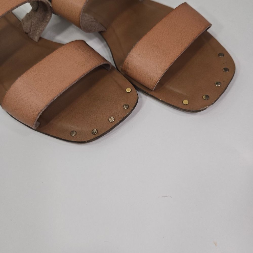 Universal Thread like new sandals - Picture 5 of 16